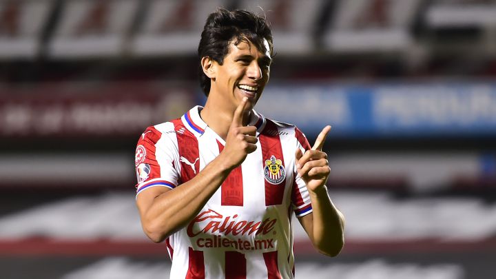 José Juan Macías hace golazo ante Querétaro y llega a seis anotaciones