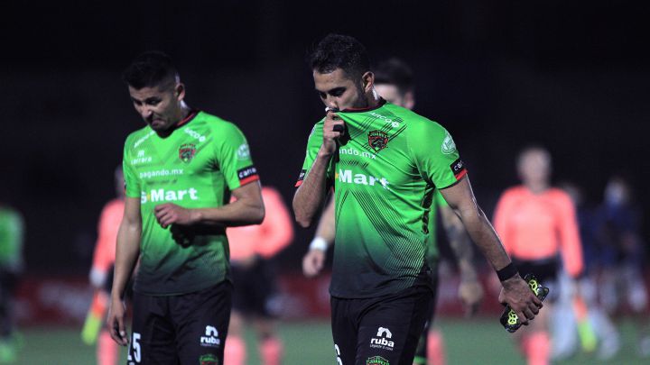Colocan mantas de protesta contra Juárez FC