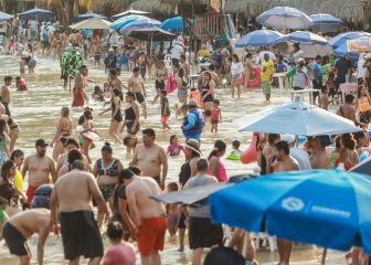 La tercera ola de contagios de Covid-19 se pasea en Semana Santa en las playas de México