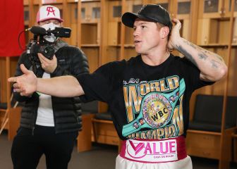 Canelo le 'saca brillo al piso' con pasos de salsa junto al hijo de Andy Ruiz