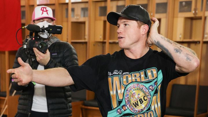 Canelo le 'saca brillo al piso' con pasos de salsa junto al hijo de Andy Ruiz