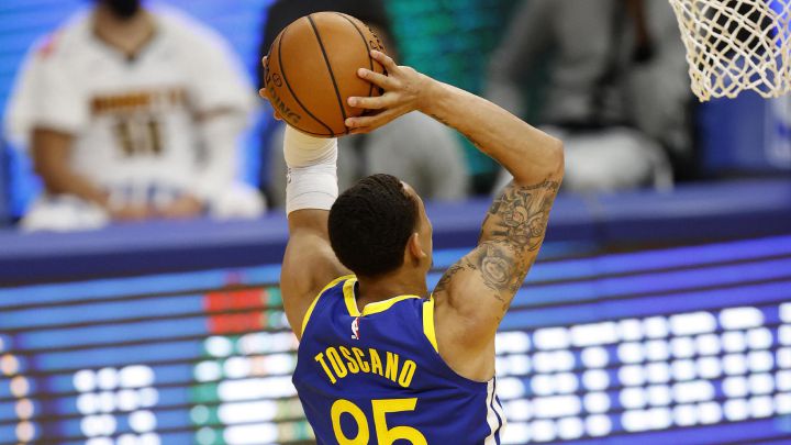 Juan Toscano entra al protocolo de conmociones de la NBA