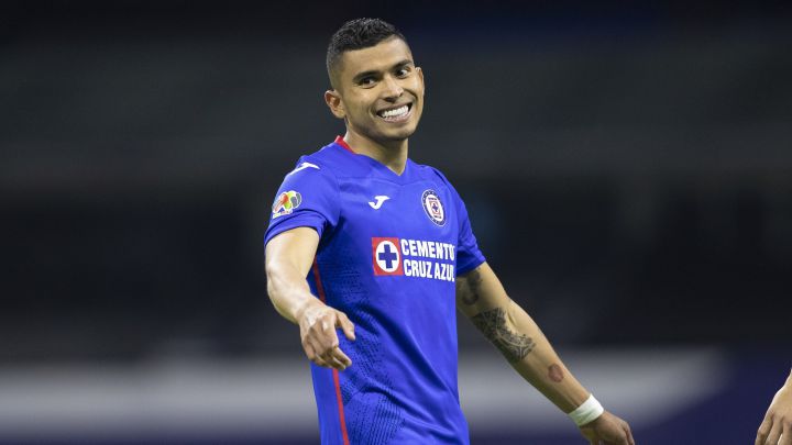 Orbelín Pineda en un partido de Cruz Azul