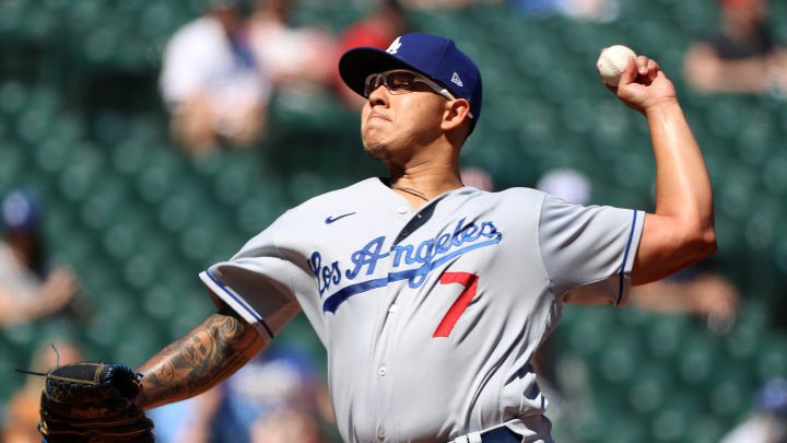 Julio Urías durante un partido de MLB