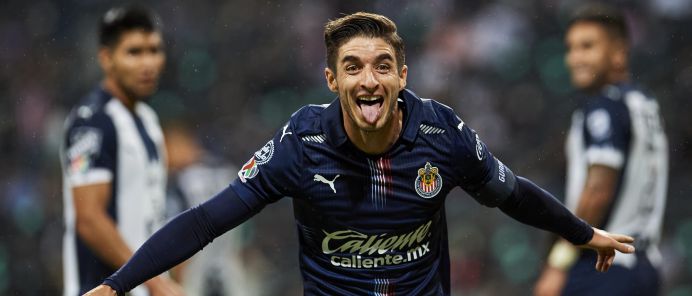 Isaac Brizuela celebra después de anotarle a Rayados
