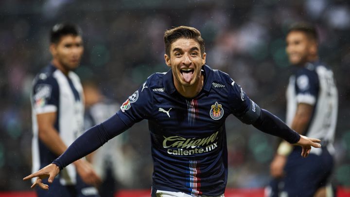 Isaac Brizuela celebra después de anotarle a Rayados