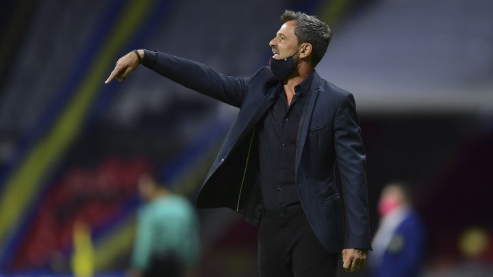 Diego Cocca da indicaciones a sus jugadores en un partido del Atlas