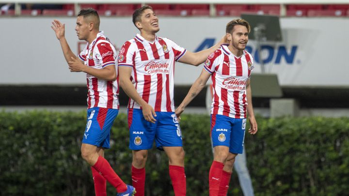 Jugadores de Chivas festejan un gol