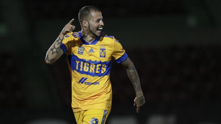 Nicolás López en un partido de Tigres