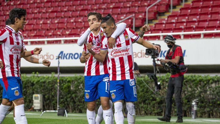 Jugadores de Chivas festejan un gol contra el Atlas