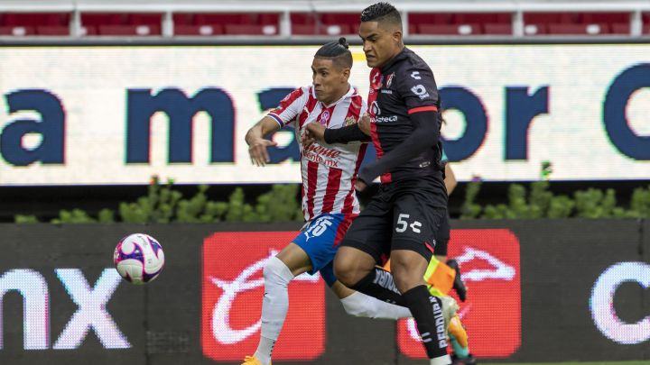 Uriel Antuna y Anderson Santamaría en el Clásico Tapatío 2020