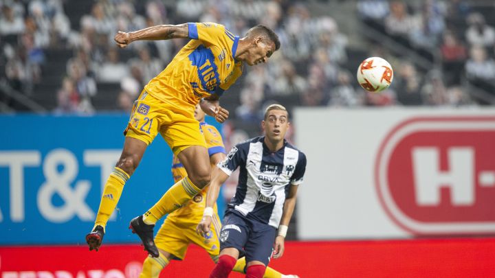Rogelio Funes Mori busca un balón en el Clásico Regio