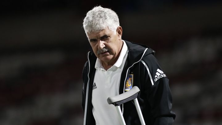 Ricardo Ferretti durante un partido de Tigres