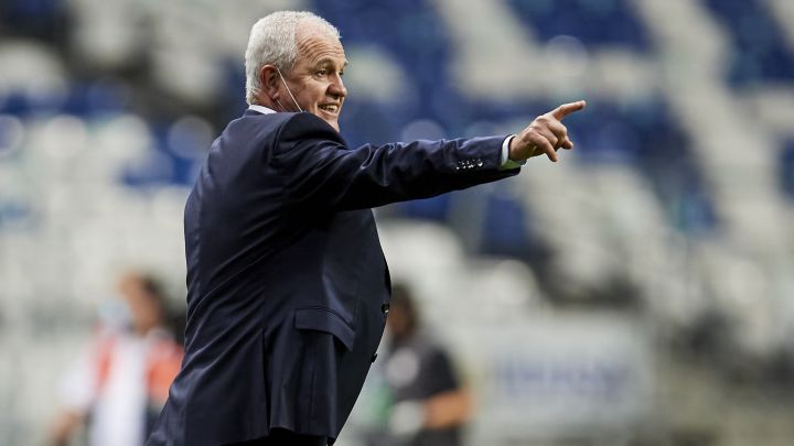 Javier Aguirre da indicaciones en un partido de Rayados