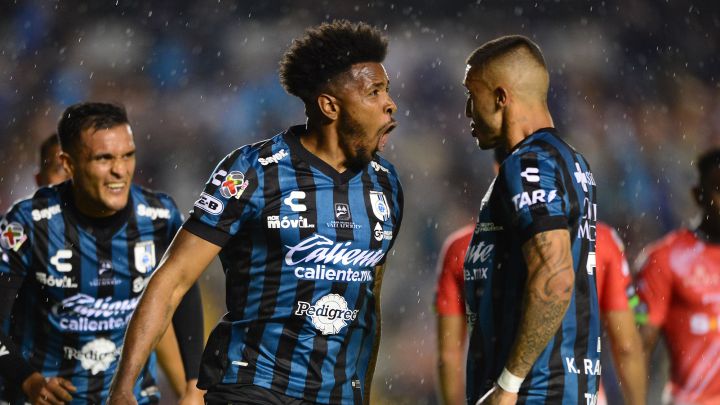 Hugo Silveira festeja gritando el gol de Gallos