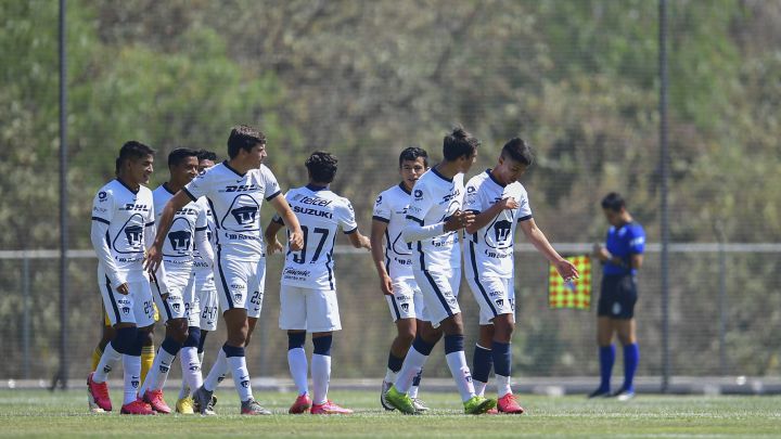 Jugadores de Pumas destejan un gol
