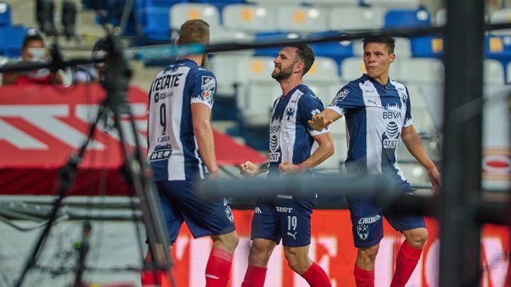 Jugadores de Rayados festejan gol contra Mazatlán