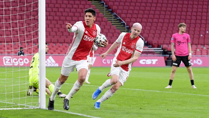 Edson Álvarez festeja un gol con el Ajax