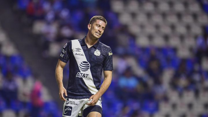 Santiago Ormeño en un partido con Puebla