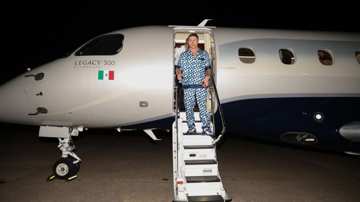 Canelo Álvarez baja de su jet privado a su llegada a Texas