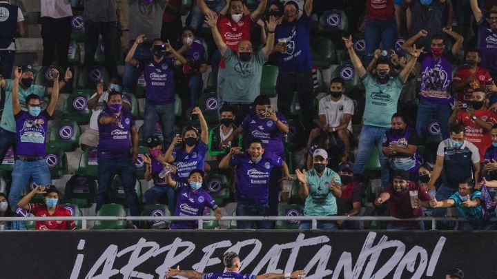 Aficionados en el Esatdio de Mazatlán durante un partido