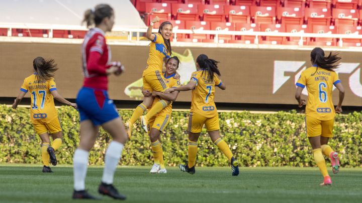 Tigres vence 4-3 a Chivas y termina líder en Liga MX Femenil