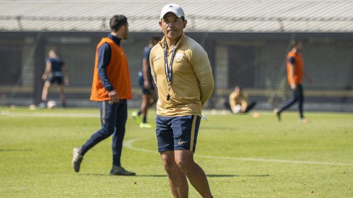 Israel López durante un entrenamiento de Pumas