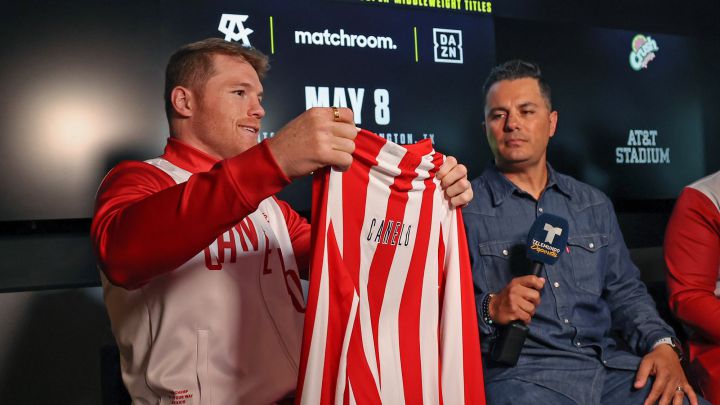 Canelo Álvarez presume la camiseta de Chivas