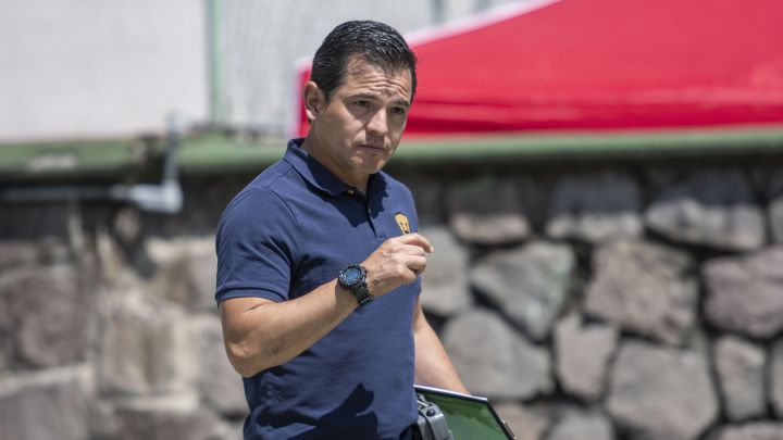 Israel López durante un entrenamiento de Pumas