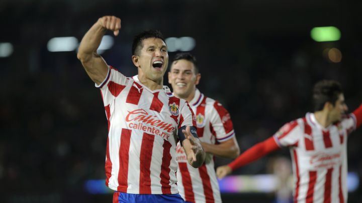Jesús Molina festeja un gol con las Chivas