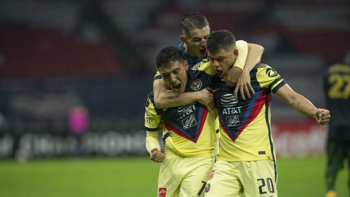 Jugadores del América festejan un gol contra el Portland