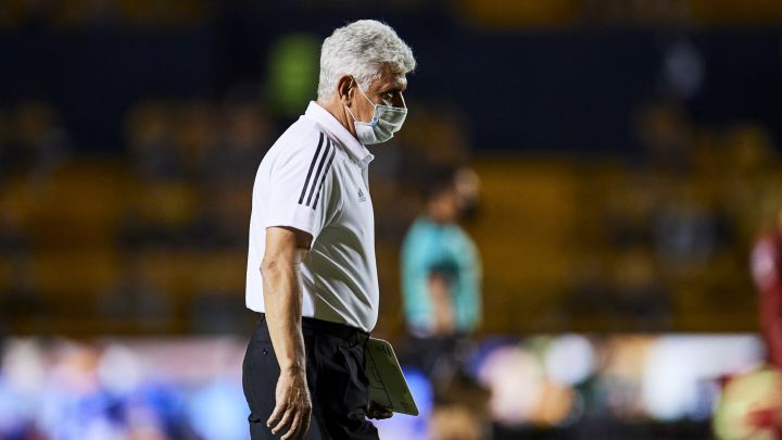 Ricardo Ferretti durante un partido de Tigres
