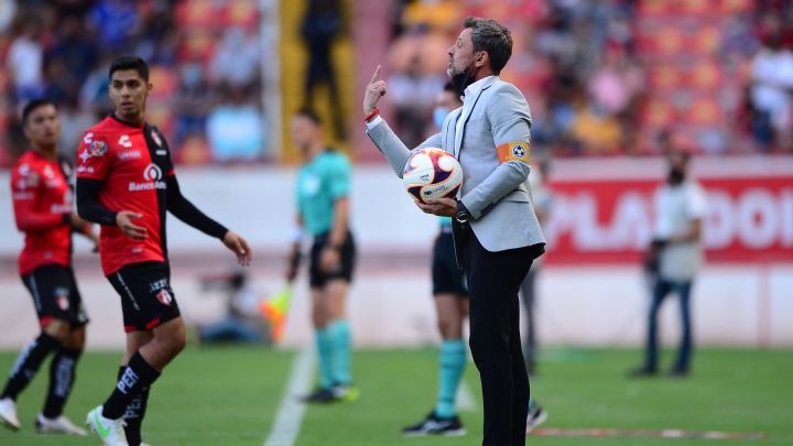 Diego Cocca da indicaciones a sus jugadores en un partido del Atlas