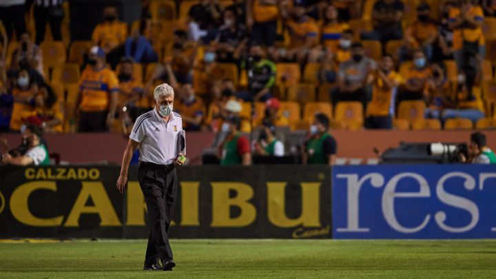 Ricardo Ferretti antes de un partido con Tigres