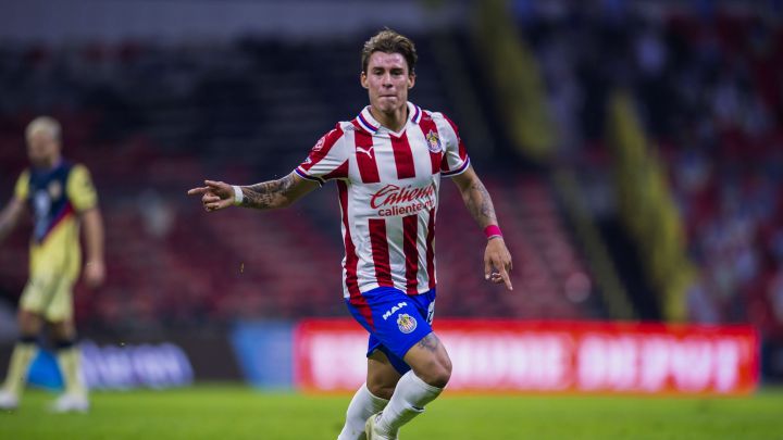 Cristian Calderón durante un partido con Chivas