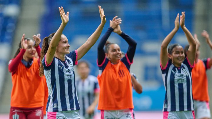 Jugadoras de Rayadas festejan el pase a las Semifinales
