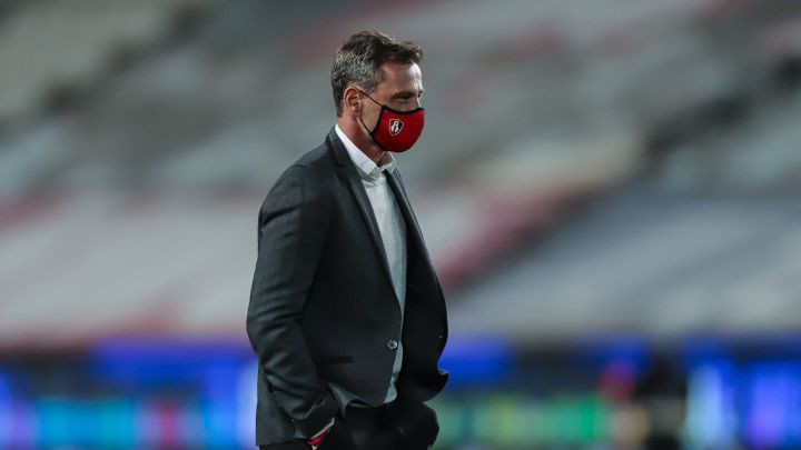 Diego Cocca antes de un partido de la Liga MX