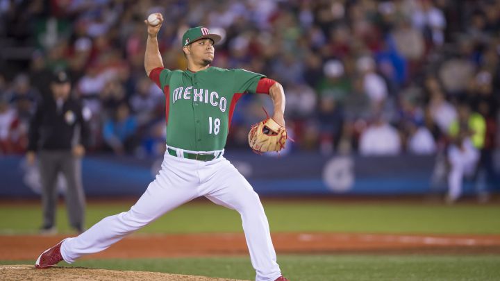 Roberto Osuna en un juego de México