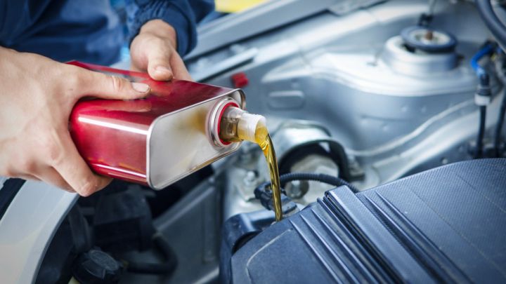 ¿Qué pasa si se pone demasiado aceite al motor del automóvil?