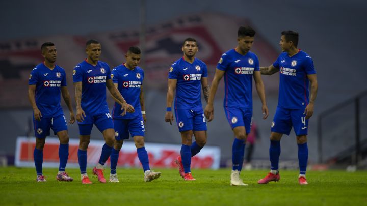 Jugadores de Cruz Azul después de un partido en el Azteca