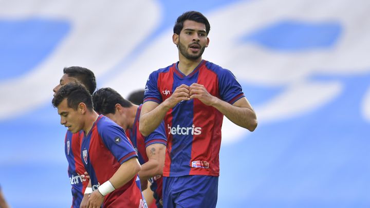Vladimir Moragrega festeja un gol con el Atlante