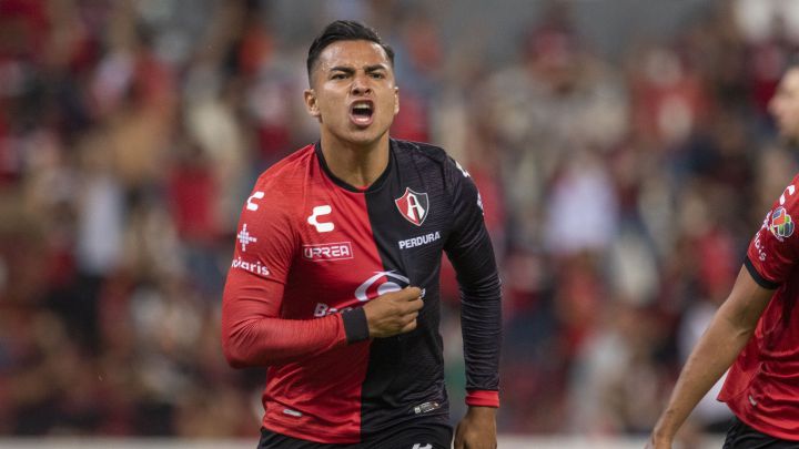 Jairo Torres festeja su gol con Atlas contra Puebla en el Guardianes 2021