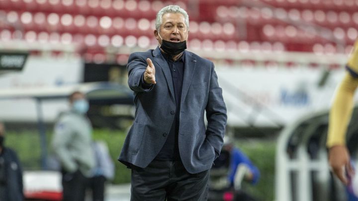 Ya es oficial: Vucetich se queda en Chivas un año más