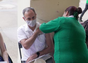 Mientras esperaba su vacuna, Gatell bailó con los voluntarios