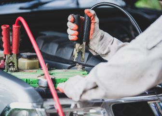 ¿Qué ocasiona que la luz de aviso de la batería se encienda en el tablero del automóvil?