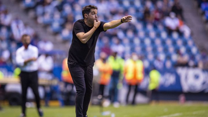 Nicolás Larcamón da indicaciones en un partido del Puebla