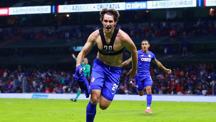 Santiago Giménez festeja su gol contra Cruz Azul