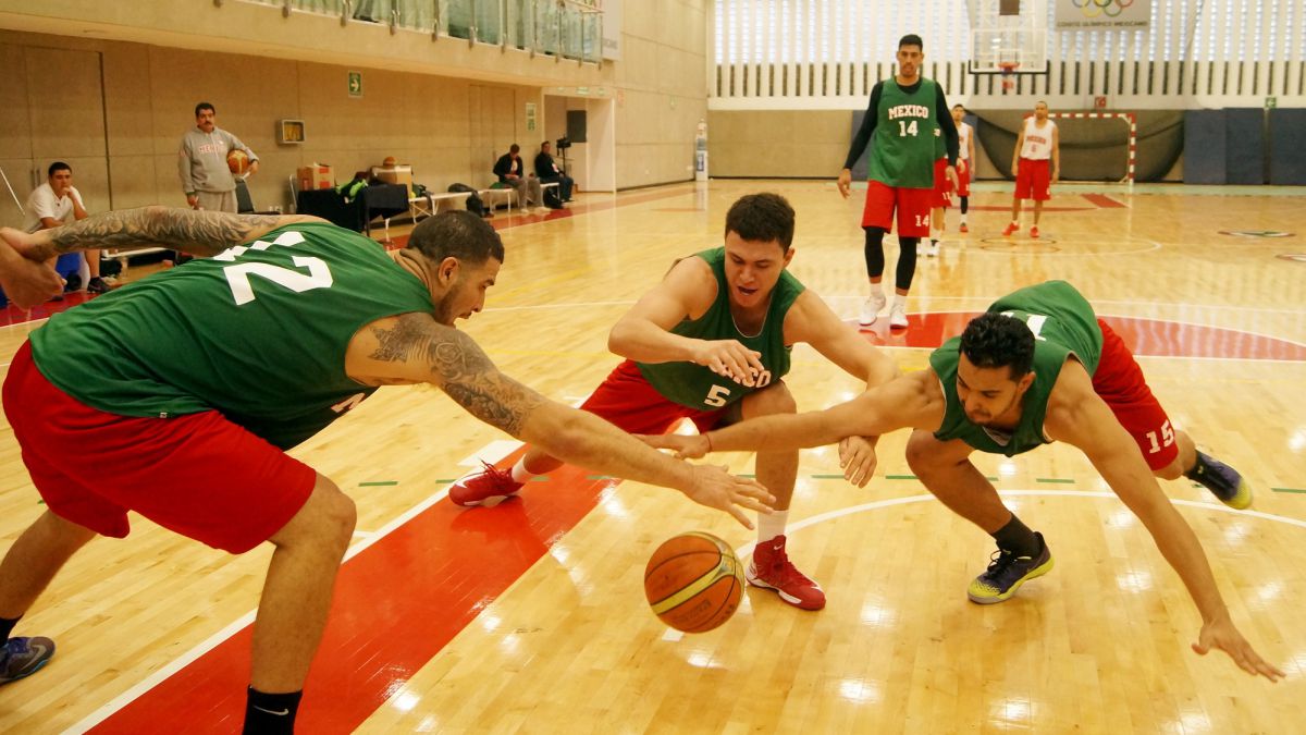 Jugadores de la Selección Mexicana de Basquetbol durante un entrenamiento