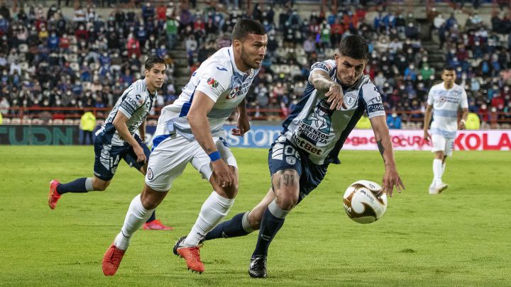 Jugadores de Cruz Azul y Pachuca pelean por un balón .
