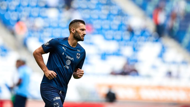 Nico Sánchez realiza labores de calentamiento con el Monterrey